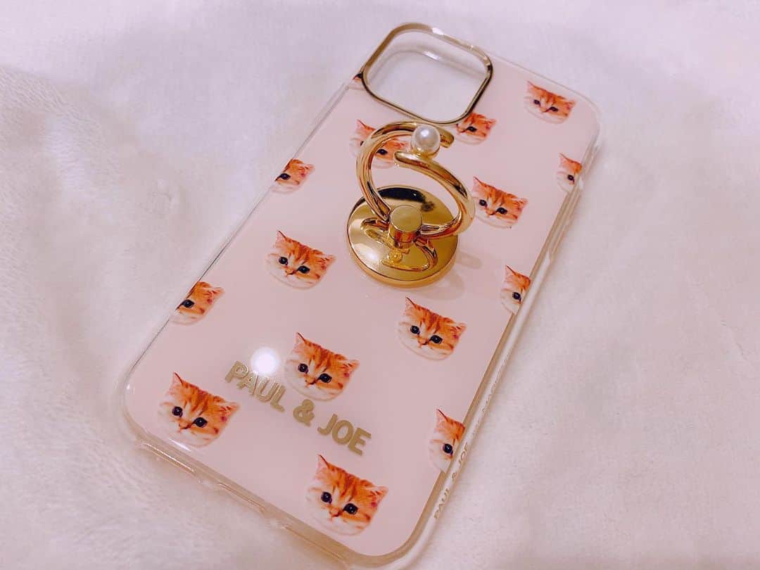 根岸愛のインスタグラム：「newスマホケース🥳 &スマホリング💍 PAUL&JOEほんと可愛い🐈 猫ちゃんを1匹隠さないとなのがちょっと心苦しかった🤣 とっても可愛い🥳💕 #paulandjoe #pauljoe #smartphonecase #case #スマホケース #スマホリング #猫グッズ #ねこグッズ」
