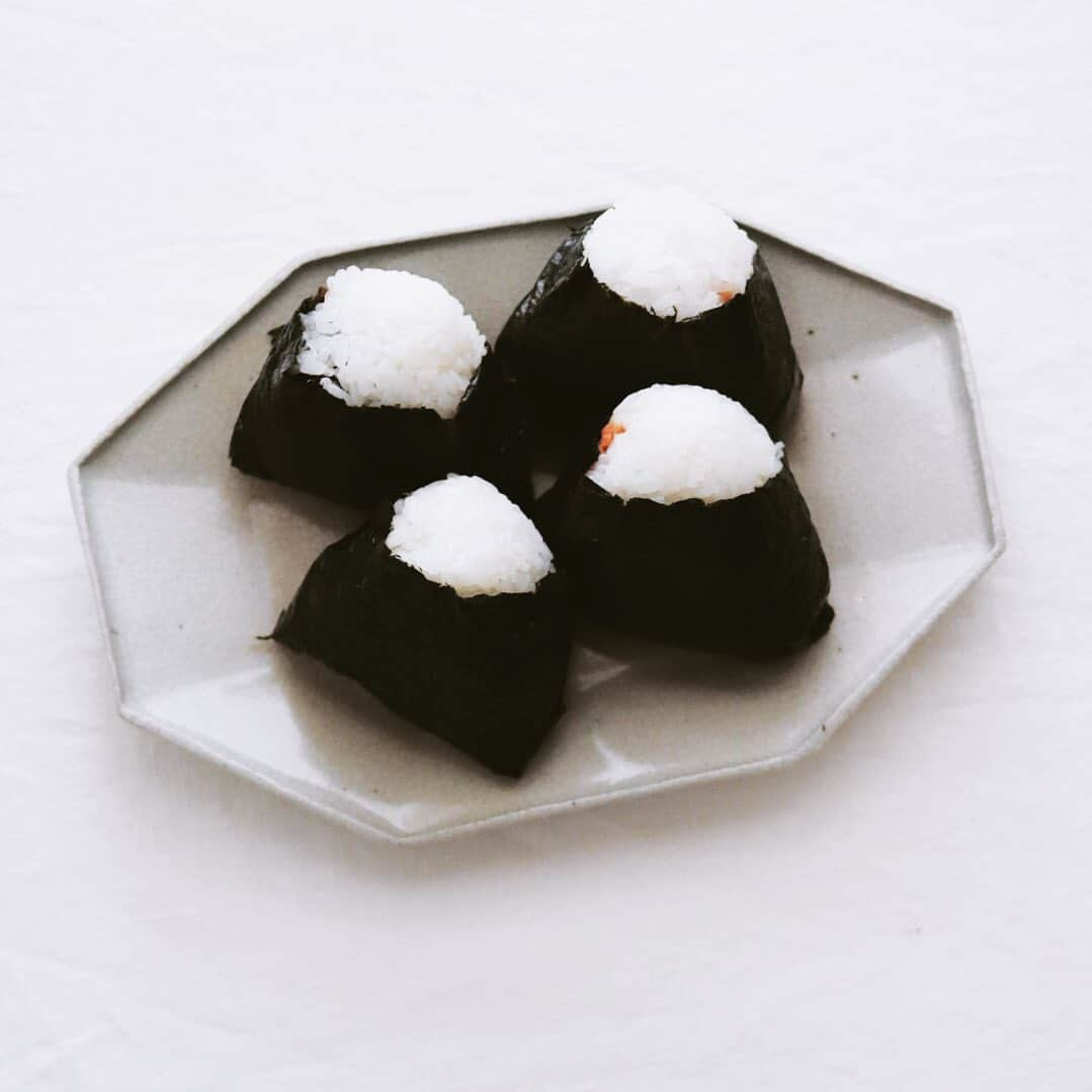 樋口正樹さんのインスタグラム写真 - (樋口正樹Instagram)「Onigiri . 今朝はおにぎり、 具材は鮭と昆布。 . . #おにぎり #鮭おにぎり #昆布おにぎり #onigiriaction #onigiri」10月14日 7時51分 - higuccini