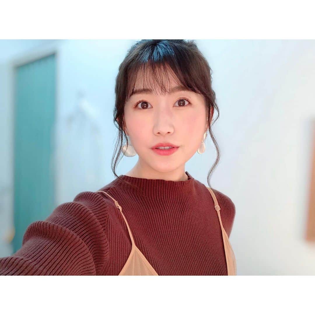 のインスタグラム：「#おはよーちゃん 昨日のヘアメイク💄 いつも衣装の雰囲気にあわせて作ってくださるメイクさんに感謝🙏✨ ⁑ 昨日は生放送からのCSファイナルからのラグビーという充実ぶりでした🏇⚾️🏉 ⁑ まず昨日の阪神の敗戦は残念ですが… 奇跡の3位からのCSファイナルまで行けたお陰で阪神ユニの鳥谷敬選手を長く応援出来ました。 来シーズンも、阪神タイガースと、どこのユニを着ていても鳥谷さんを応援します。 夢をありがとうございました。 そして阪神ファンの皆さまもお疲れ様でした(´；ω；`) ⁑ それから、ラグビーW杯。 恥ずかしながらこのW杯で初めてちゃんとラグビー見たのですが…。 そんな私でもめちゃめちゃ感動したやんか😭 実況、解説の方のアツい想いもとても伝わりましたし、 画面右下にルールの説明出るのがすごくわかりやすくて楽しい！！ ⁑ さて。 今日は盛岡競馬場で南部杯🏇 現地でトークショー等に出演させて頂きます。 お近くの方は是非お越しください。 楽天競馬YouTubeチャンネルでは、南部杯予想討論会が公開されています。 予想、買い目、過去のデータもありますので、ぜひご参考にして下さいね。 第32回南部杯は17:30発走です🏇💨 ⁑ #野球#CS #クライマックスシリーズ #阪神タイガース #ラグビー #ラグビーW杯 #JPNvSCO  #南部杯 #盛岡#盛岡競馬場 #岩手#岩手競馬 #競馬#地方競馬#楽天競馬 #メイク#ヘアメイク#美容 #まりなる#津田麻莉奈」