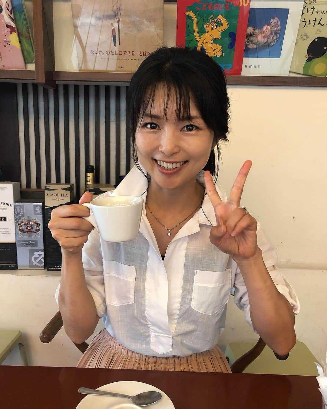 藤田りえさんのインスタグラム写真 - (藤田りえInstagram)「目尻のシワも嬉しい経験を重ねた印。 これからも笑顔いっぱい、ご機嫌さんで過ごそう〜  #藤田りえ #アナウンサー #フリーアナウンサー #目尻のシワ  #幸せの印 #思い切り笑う #nk細胞活性化  #自然体の人と繋がりたい  #可愛いママになりたい #ピース　が #思い切り #昭和感」10月14日 8時10分 - rie_fujita.ana