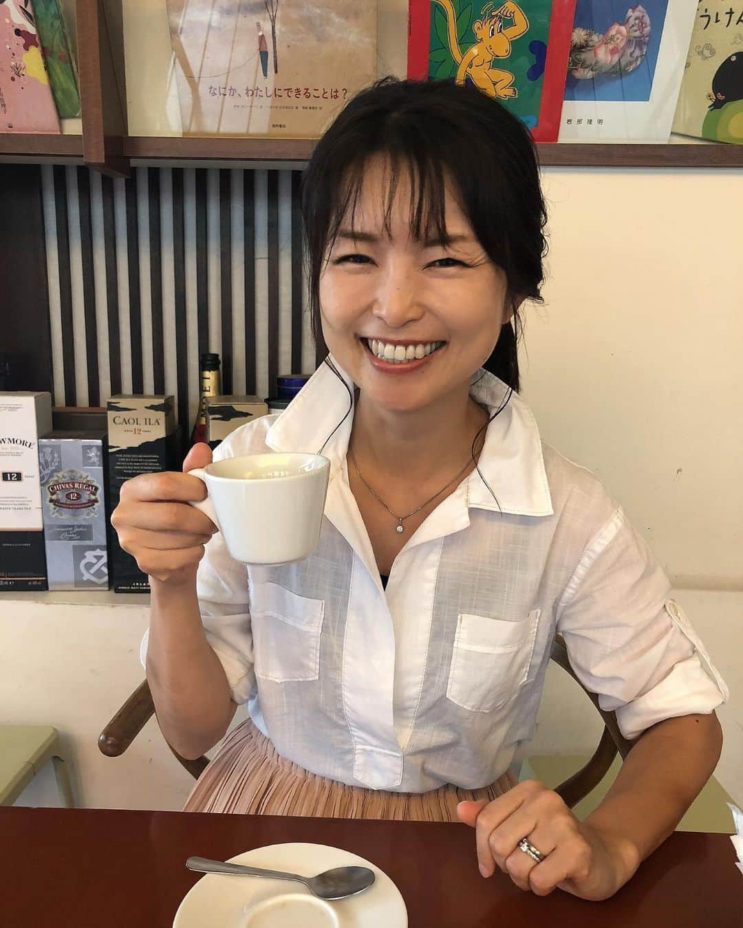 藤田りえさんのインスタグラム写真 - (藤田りえInstagram)「目尻のシワも嬉しい経験を重ねた印。 これからも笑顔いっぱい、ご機嫌さんで過ごそう〜  #藤田りえ #アナウンサー #フリーアナウンサー #目尻のシワ  #幸せの印 #思い切り笑う #nk細胞活性化  #自然体の人と繋がりたい  #可愛いママになりたい #ピース　が #思い切り #昭和感」10月14日 8時10分 - rie_fujita.ana