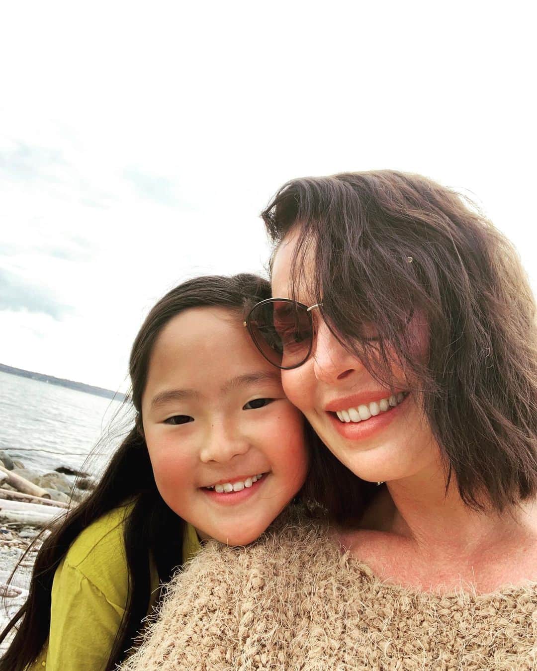 キャサリン・ハイグルさんのインスタグラム写真 - (キャサリン・ハイグルInstagram)「I’ve been working in Vancouver for the last month without my family. School schedules and the complications of registration in a different country kept my kiddos home in Utah with @joshbkelley. I imagine for most mothers of young children 21 days away from their kids seems incomprehensible. It was for me too. Until my work puts me in a position where I must do it or give up the job opportunity. I made the best of it I could by FaceTiming everyday and using the hours alone, when not at work, to pamper myself. To put my needs first cause I could. To indulge my favorite hobbies. To use the quiet and the solitude to tune into myself and get clear. I’m not gonna lie. The first week was kinda blissful. The second week wasn’t so bad either. Last week...was too quiet. Lonely. Lacking. The noise, the laughter, the companionship, the chaos arrived yesterday right in time to save me from the abyss of too much me time. I have found the inlets, mountains, forests, cliffs and mists here to be filled with magic. To pulse with a power and positivity deeply unique to this place and I was dying to share it with my family. Today was our first full day here together. Vancouver did not disappoint. It seemed the clouds parted and gave way to the heavens just for us. And everyone else out by the waters edge. It seemed the wind stilled and the chill lifted making an outing to the surf a perfect idea. I’m so grateful to finally be able to share this special place with the loves of my life. Here’s to twelve days of making the most of Vancouver and each other. ❤️」10月14日 8時14分 - katherineheigl