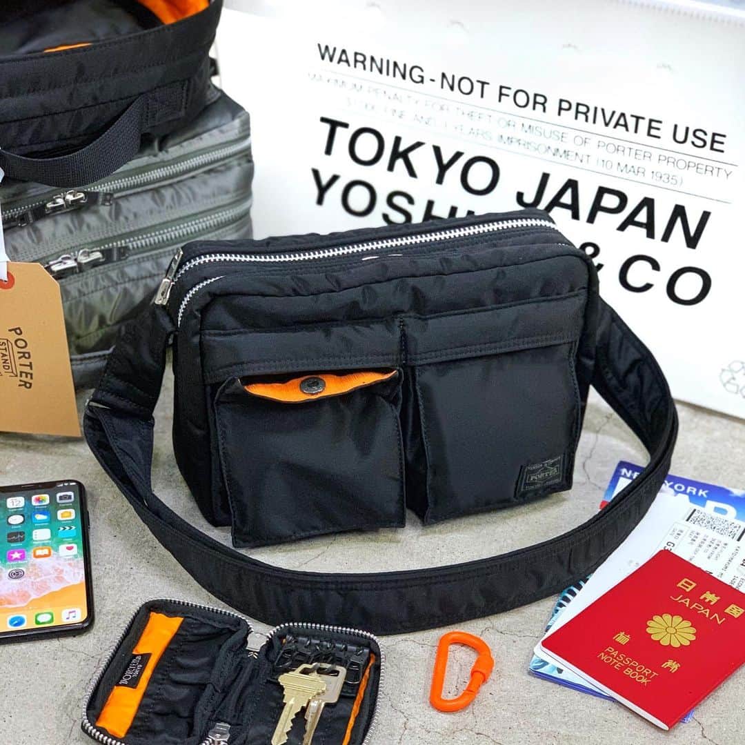 のインスタグラム：「『PORTER STAND SHINAGAWA  STATION』  おはようございます。 本日は、ご好評いただいている「ポーター タンカー」シリーズより、ショルダーバッグをご紹介いたします。1983年の発表から、今なお愛され続ける永遠のスタンダードモデルです。シリーズ最大の特徴は、「MA-1」をイメージして開発したオリジナル生地。3層構造になっており、軽さとボンディング素材の柔らかさ、また裏面の鮮やかなオレンジカラーが魅力です。本日ご紹介するショルダーバッグは、普段使いはもちろん、ご旅行の際のサブバッグにも最適なサイズです。2層式で機能性も抜群です。 是非店頭でお手にとってご覧ください。  ポーター タンカー ショルダーバッグ ￥20,000（税別）  #yoshidakaban #porter #吉田カバン #ポーター #luggagelabel #porteryoshida #porterflagshipstore #kurachikabyporter #porterseoul #potr #madeinjapan #japan #porterstand #shinagawa #tokyo #station #tanker #shoulderbag #trip」