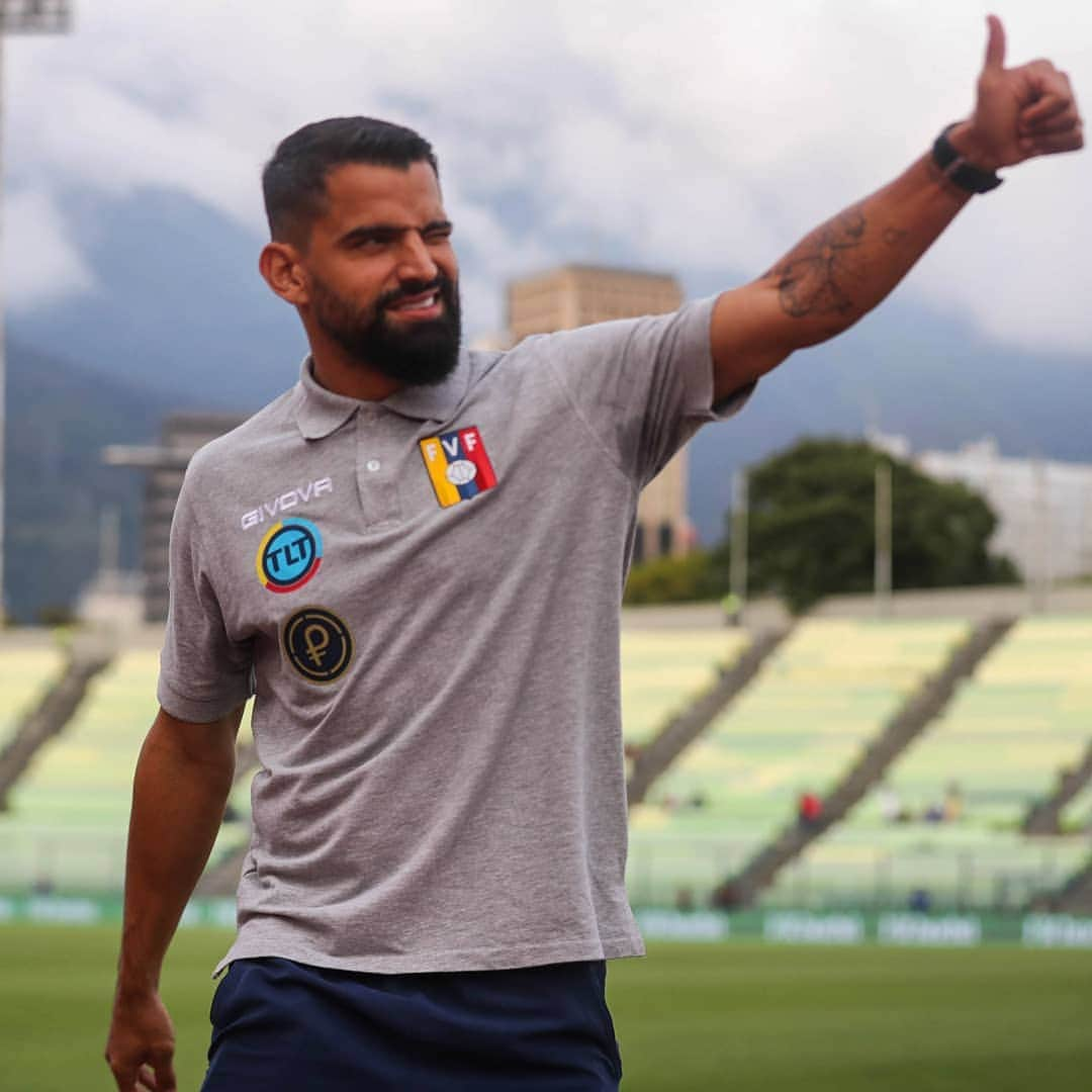 トマス・リンコンのインスタグラム：「Rumbo a los 1️⃣0️⃣0️⃣ partidos internacionales con la @selevinotinto 🇻🇪👏¡Vamos General!」