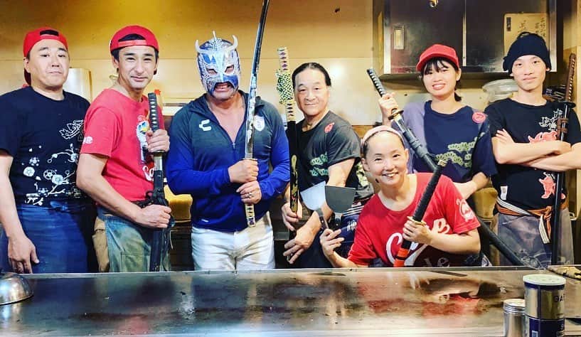 ウルティモ・ドラゴンさんのインスタグラム写真 - (ウルティモ・ドラゴンInstagram)「Okonomiyaki “Wakataka” in Hiroshima 広島のお好み焼き”若貴”さんに25年振りに行きました！大将、オレのこと覚えててくれました！ #últimodragón #ultimodragon #ウルティモ・ドラゴン #ウルティモドラゴン校長 #お好み焼き若貴 #tuzos #tuzosdepachuca」10月14日 8時35分 - ultimodragon_oficial