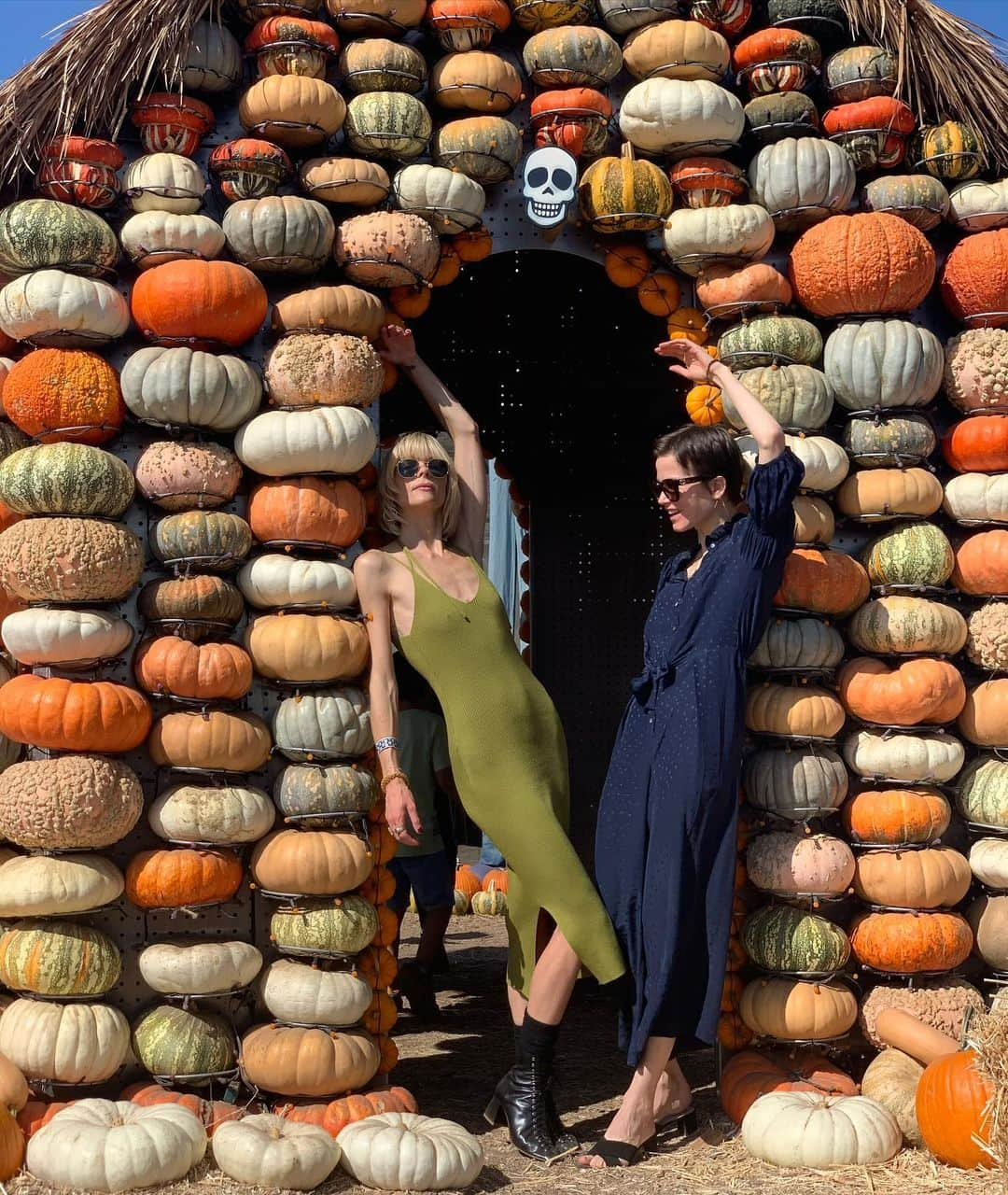 ジェイミー・キングさんのインスタグラム写真 - (ジェイミー・キングInstagram)「Our winter home. Yes. Sylvia and I will make a meal out of it 🎃 #pose #happyhalloween #mrbones」10月14日 8時36分 - jaime_king