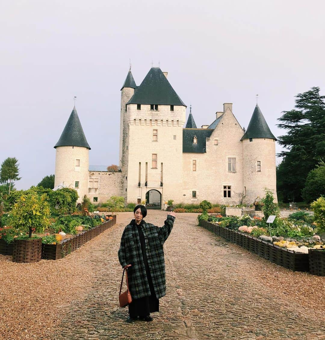 高山都さんのインスタグラム写真 - (高山都Instagram)「フランス4日目の宿はここ。 お城に宿泊しました🏰 実はここchâteau de rivauはホテルとしても使われています。 今回の滞在中、たっくさんの城を巡って見てきましたが、なんと泊まるとは。 お城で寝起きするって、ディズニー映画のプリンセス気分だわーなんてw 中は清潔で気持ちの良い空間で、とても快適に過ごせました。 ただ、もう寒い。 冬の間は閉めて、また4月からの営業となるそうです。 coat @isabelmarant  one-piece @aton_tokyo  bag @loewe  #都ふく 出る前に撮った写真が、ワタシの実家へようこそ！ってテーマw #フランス #ロワール　#都の旅の記録  #loirevalley @loirevalleytourism」10月14日 8時37分 - miyare38