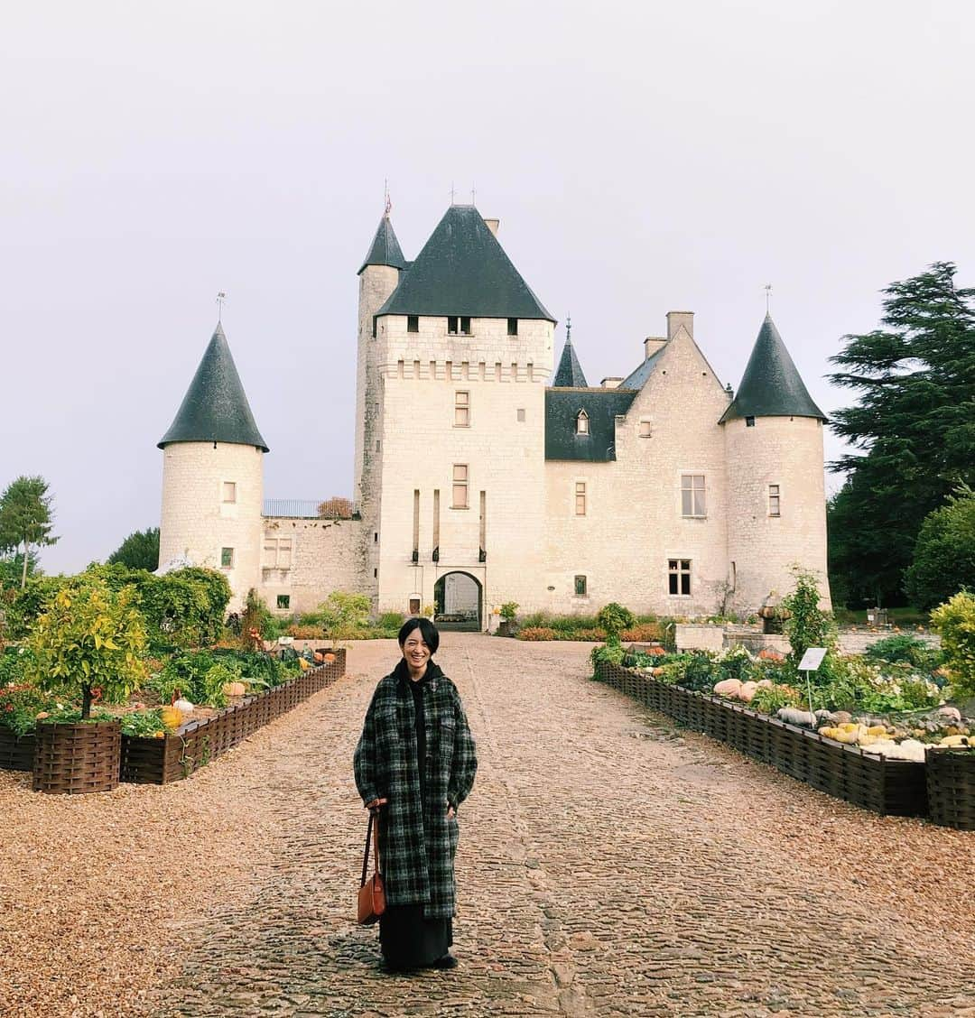 高山都さんのインスタグラム写真 - (高山都Instagram)「フランス4日目の宿はここ。 お城に宿泊しました🏰 実はここchâteau de rivauはホテルとしても使われています。 今回の滞在中、たっくさんの城を巡って見てきましたが、なんと泊まるとは。 お城で寝起きするって、ディズニー映画のプリンセス気分だわーなんてw 中は清潔で気持ちの良い空間で、とても快適に過ごせました。 ただ、もう寒い。 冬の間は閉めて、また4月からの営業となるそうです。 coat @isabelmarant  one-piece @aton_tokyo  bag @loewe  #都ふく 出る前に撮った写真が、ワタシの実家へようこそ！ってテーマw #フランス #ロワール　#都の旅の記録  #loirevalley @loirevalleytourism」10月14日 8時37分 - miyare38