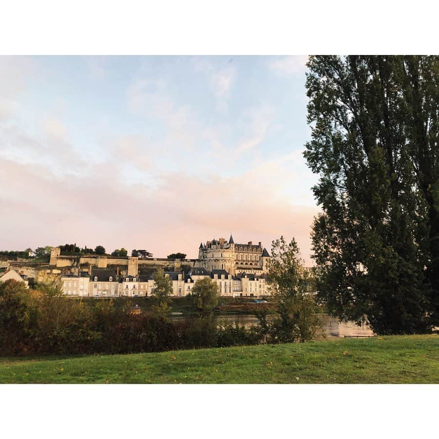 高山都さんのインスタグラム写真 - (高山都Instagram)「今回のフランスロケは、ロワール地方を巡る旅🇫🇷 ここは、ロワール川沿いにたくさんの古城が点在し、歴史的建築物が多い土地。 長い歴史の中で、色んな物語を残しています。 とにかく、シャトーシャトーシャトー！いっぱいお城を見てきました。 お城ごとに、家族とか関係性とかの話も面白いし、内装や飾る絵の趣味も違う。 その違いも訪れて初めて感じました。 印象深いのは、雨上がり…一気に夕焼け空が広がったアンボワーズ城、後ろに虹も出て、ほんとうに絵画の世界みたいだったなー。 この様子は、来年の春前に発売になる雑誌リンネルで見てみてください。 #フランス　#ロワール　#都の旅の記録　#アンボワーズ城  #loirevalley @loirevalleytourism」10月14日 8時45分 - miyare38