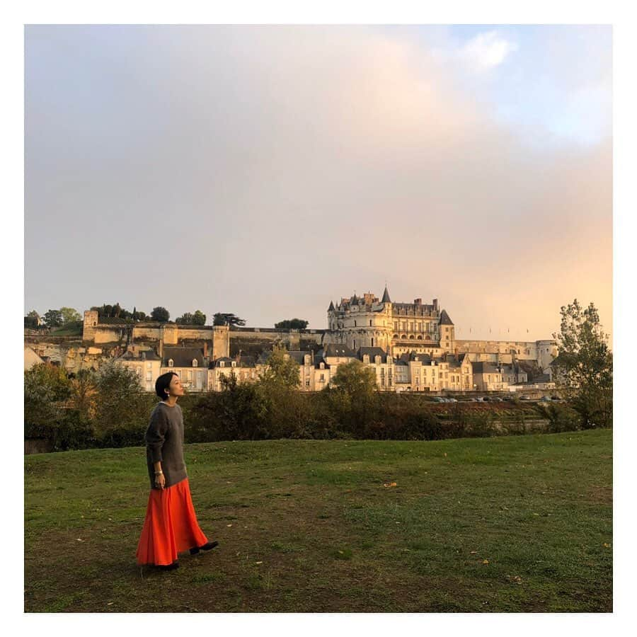 高山都さんのインスタグラム写真 - (高山都Instagram)「今回のフランスロケは、ロワール地方を巡る旅🇫🇷 ここは、ロワール川沿いにたくさんの古城が点在し、歴史的建築物が多い土地。 長い歴史の中で、色んな物語を残しています。 とにかく、シャトーシャトーシャトー！いっぱいお城を見てきました。 お城ごとに、家族とか関係性とかの話も面白いし、内装や飾る絵の趣味も違う。 その違いも訪れて初めて感じました。 印象深いのは、雨上がり…一気に夕焼け空が広がったアンボワーズ城、後ろに虹も出て、ほんとうに絵画の世界みたいだったなー。 この様子は、来年の春前に発売になる雑誌リンネルで見てみてください。 #フランス　#ロワール　#都の旅の記録　#アンボワーズ城  #loirevalley @loirevalleytourism」10月14日 8時45分 - miyare38