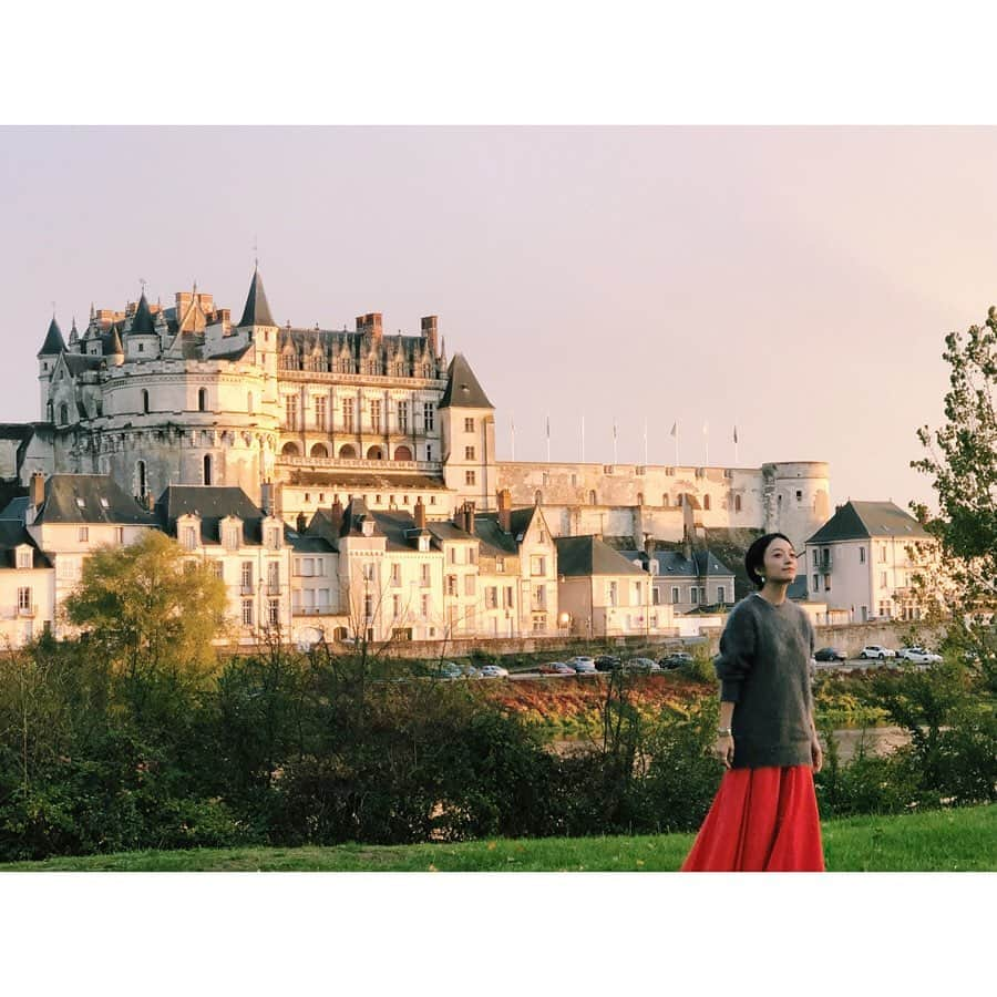 高山都さんのインスタグラム写真 - (高山都Instagram)「今回のフランスロケは、ロワール地方を巡る旅🇫🇷 ここは、ロワール川沿いにたくさんの古城が点在し、歴史的建築物が多い土地。 長い歴史の中で、色んな物語を残しています。 とにかく、シャトーシャトーシャトー！いっぱいお城を見てきました。 お城ごとに、家族とか関係性とかの話も面白いし、内装や飾る絵の趣味も違う。 その違いも訪れて初めて感じました。 印象深いのは、雨上がり…一気に夕焼け空が広がったアンボワーズ城、後ろに虹も出て、ほんとうに絵画の世界みたいだったなー。 この様子は、来年の春前に発売になる雑誌リンネルで見てみてください。 #フランス　#ロワール　#都の旅の記録　#アンボワーズ城  #loirevalley @loirevalleytourism」10月14日 8時45分 - miyare38