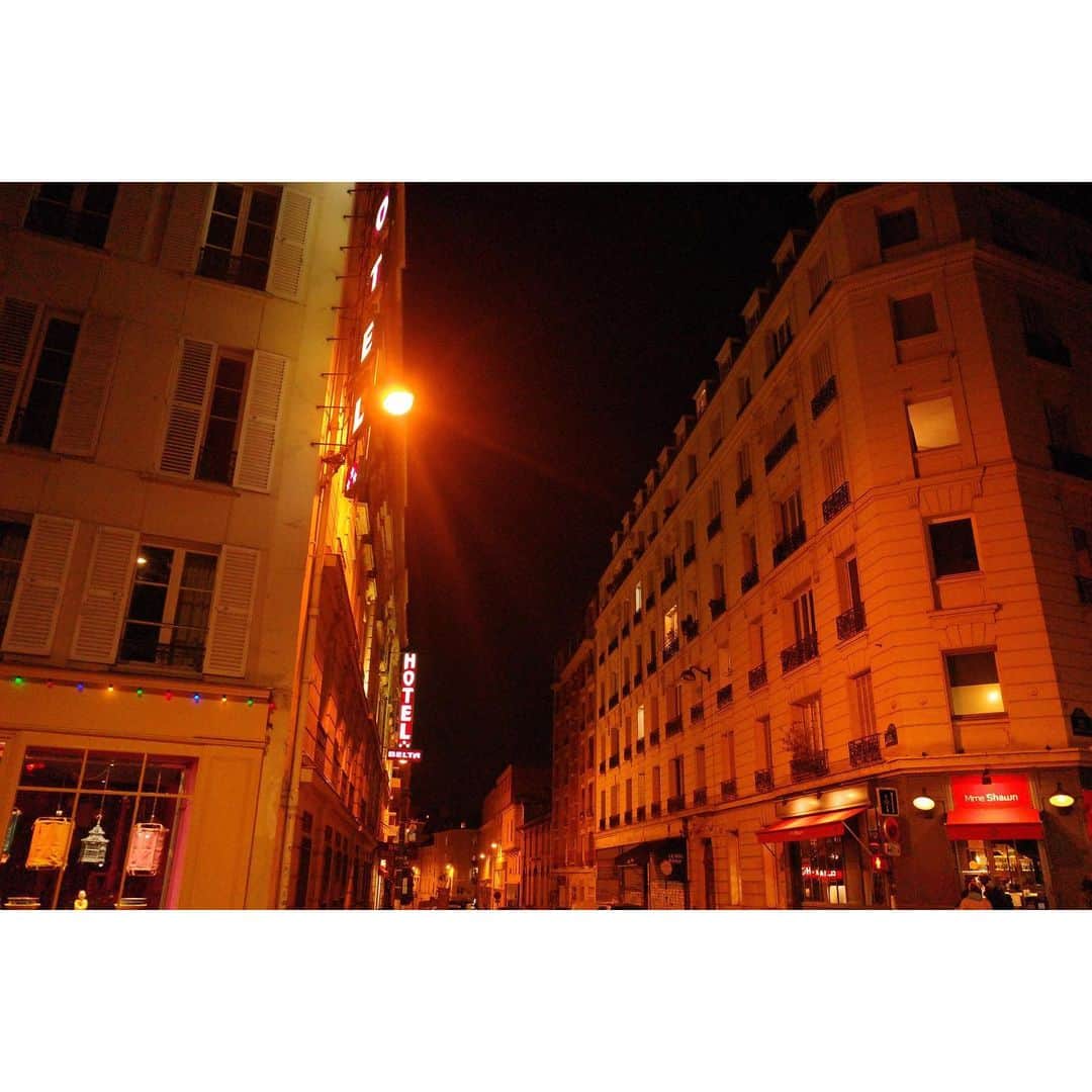 高山都さんのインスタグラム写真 - (高山都Instagram)「ずーっと行ってみたかったこの街。 飛行機が変更になり、急遽パリに延泊することに。 今回のカメラマンの 佳園さん　@kasonotakamura は、こちらに15年住んでるので、撮影が終わった後解散して、また夜のパリ北駅で待ち合わせし、案内してもらいました。 裏パリというか、華やかさだけじゃない、生活感のある街の部分を見れて、もっともっとこの街を知ってみたいと思った。 そして、オープンしてまだ間もない、街の人に愛される小さなワインバーへ。akeというお店。 ここ全部ナチュールワインで、店員さんも素敵で、とても良いお店だった🍷 席があくまで、外のテーブルで飲んだのも、気候的にもちょうど良くて最高。 夜のパリ…大好きな映画ミッドナイトインパリの物語みたいだなーと、ワクワクがはみ出た時間でした。 今回は、予定外の滞在だったから、近いうちに改めてゆっくり来たい。 #フランス #Paris #都の旅の記録」10月14日 8時55分 - miyare38