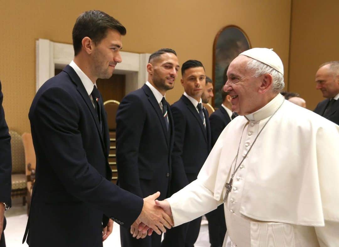 アレッシオ・ロマニョーリのインスタグラム：「Una stretta di mano carica di emozione e suggestione...🙏🏼 #PapaFrancesco」
