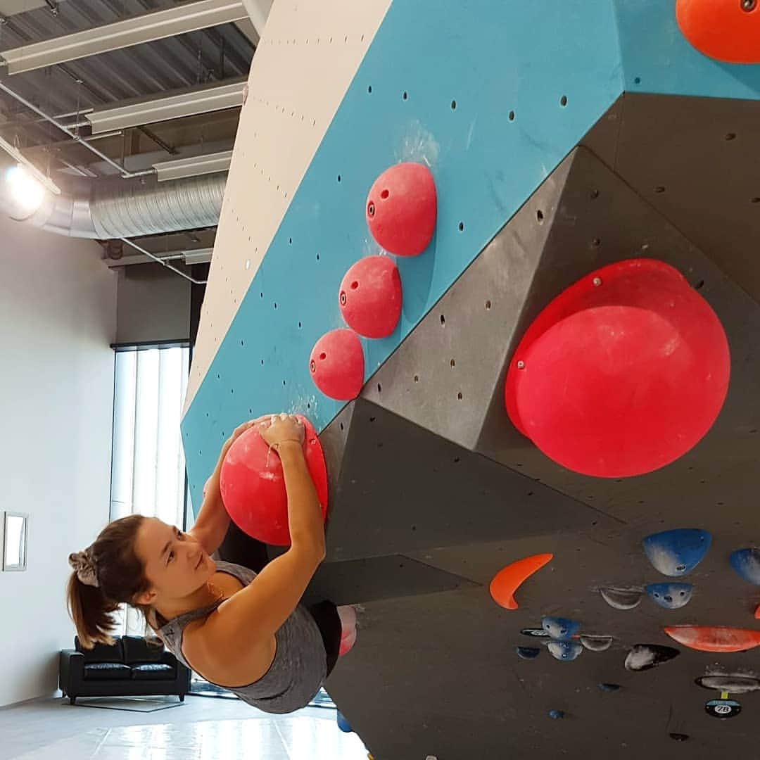 マグダレナ・ロックのインスタグラム：「Baaaaam! 💥 First bouldering session after my injury.  Torn between happiness and frustration.  @heeressportzentrum @tirolwest @scarpa_at @austriaclimbing」