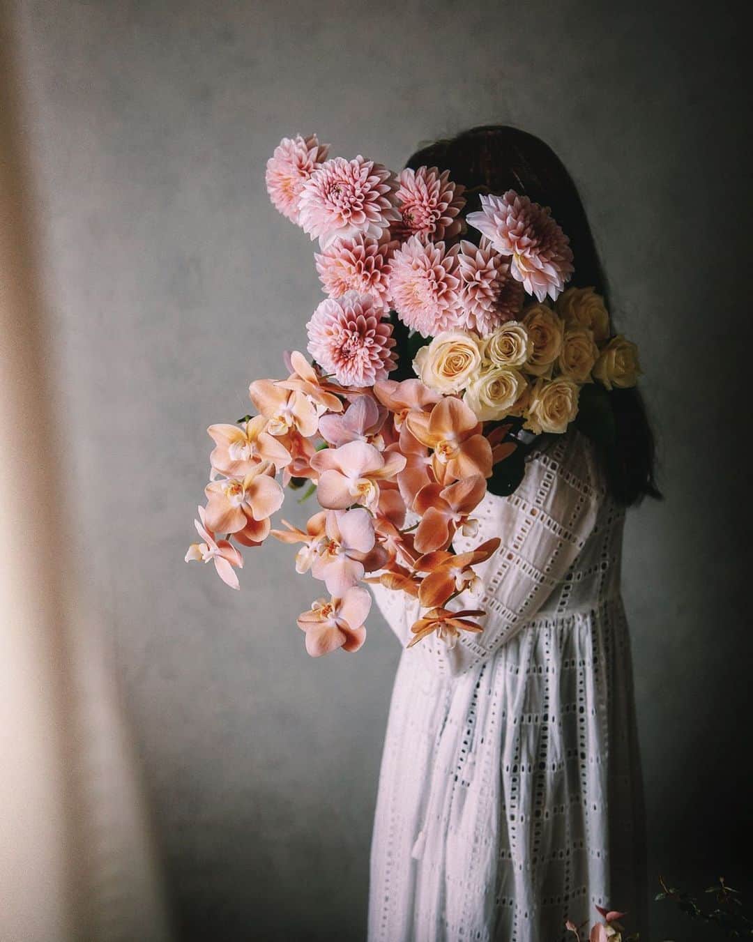 柳澤麻衣のインスタグラム：「Autumn is a beautiful flower season.Have a lovely Sunday evening 🍂✨ . 四季の花をお手本コンテンツと共にお届けする花の定期便 "はないけ" @hanaike_official より  今期のお花はダリアをお届けです。 . たくさんの色や種類があるダリアはとても魅力的なお花。 . 私も生け方のご提案させて頂きましたので、チェックして頂けたら嬉しいです。 . ダリアのお申込期間は 【10/8～10/22】です」