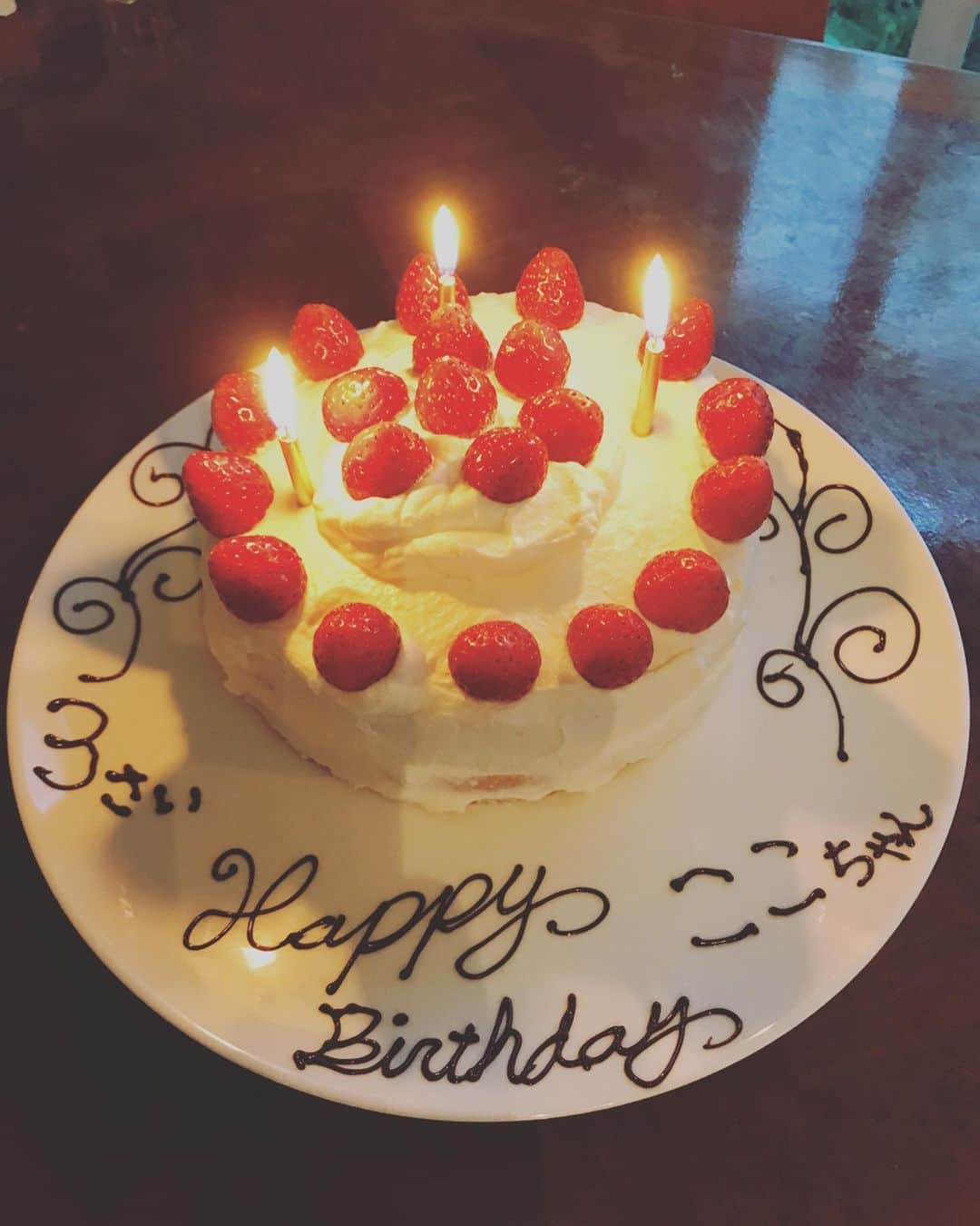 有坂美香のインスタグラム：「10/13は　#ツルピカタマゴちゃん3歳のお誕生日　でした❣️ 白くてイチゴが乗ってるまぁるいケーキが食べたい！🎂　というリクエストに応えてくれた@eri_athrun216  が台風の中焼いてきてくれたスポンジケーキに一緒にデコレーション🍓🎂‼️ 家族揃って楽しい時間をありがとう😭　 一生忘れない思い出が出来ました❣️ 何故か完成前の大事なところシモ寄りになってしまいましたが😂😂😂　(動画)  それも含めて　生きてるって素晴らしい😂  ピカタマちゃん、おめでとう㊗️ お祝いのメッセージ沢山ありがとうございます！本人が読めるようになったら見せてあげたい⭐️ ストーリー親バカ過ぎるバースデーソング含め沢山せてます、バカ親投稿お付き合いありがとうございます😂  #ツルピカタマゴちゃん #bornon10132016 #2016年10月13日生まれ　#birthdaygirl #birthdayparty #birthdaycake #handmadebirthdaycake🎂 #smiley」