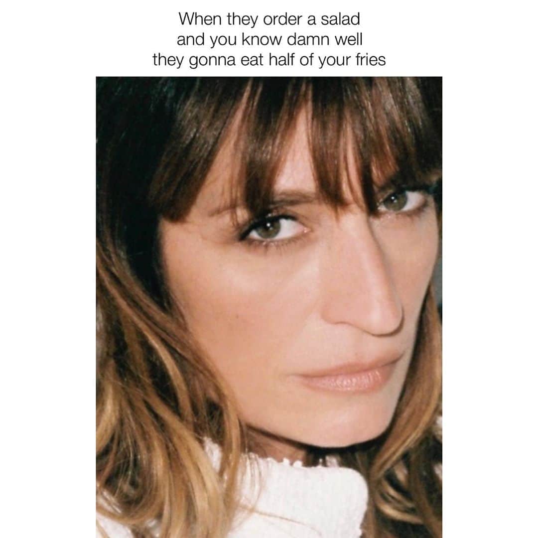 カロリーヌ・ド・メグレのインスタグラム：「I’ll have Chili Cheese Fries please 💅🏻 Pic @leilasmara #carolinememe」