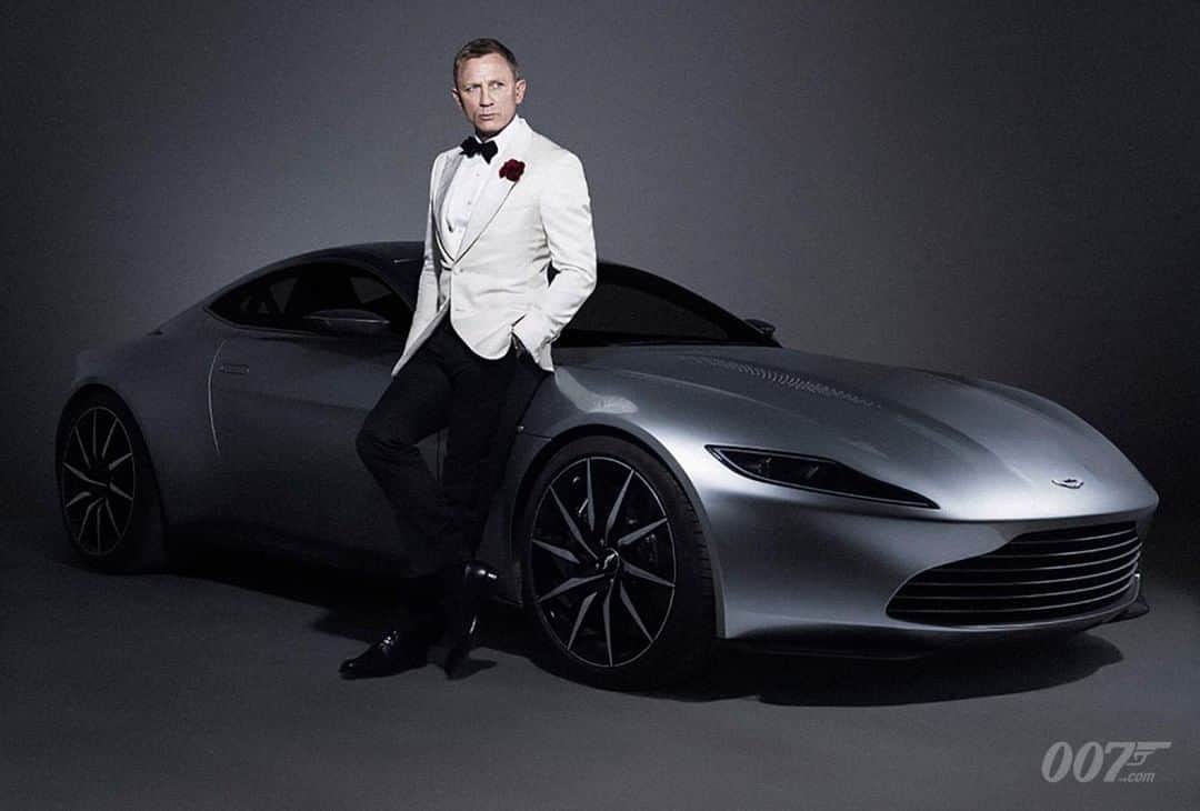 James Bond 007さんのインスタグラム写真 - (James Bond 007Instagram)「Daniel Craig poses with the Aston Martin DB10 from SPECTRE (2015). #JamesBond #007 #DanielCraig #BondInMotion」10月14日 1時00分 - 007