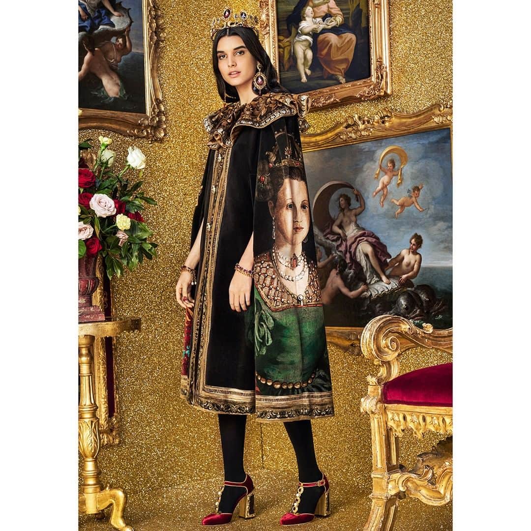 ドルチェ&ガッバーナさんのインスタグラム写真 - (ドルチェ&ガッバーナInstagram)「Embrace the fantasy with the regal-like allure of the new collection. Decorated in baroque portraits of queens, the cape from the #FW1920 collection is fit for a royal. #DGWomen」10月14日 1時01分 - dolcegabbana