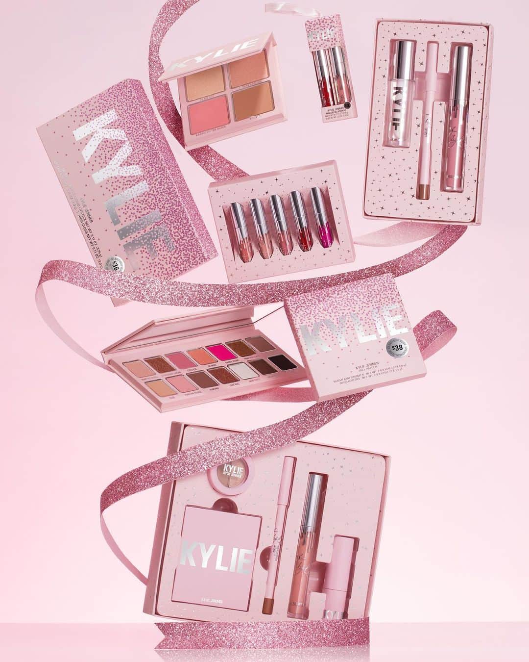 Kylie Cosmeticsさんのインスタグラム写真 - (Kylie CosmeticsInstagram)「Our exclusive @Ultabeauty Holiday Collection launches today in all stores and online at Ulta.com 💗✨ This collection makes the perfect gifts for the makeup lovers in your life or even yourself! 💕」10月14日 1時01分 - kyliecosmetics