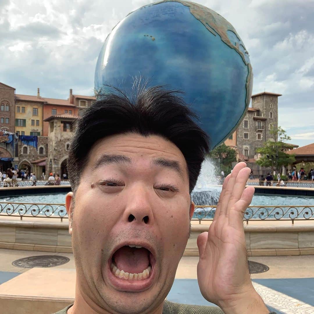 西川晃啓のインスタグラム：「気絶地球儀  桂文枝師匠のいらっしゃーいに見える気絶  #あるある探検隊#レギュラー#気絶#気絶の日々#ギャグ#東京ディズニーシー#久々#地球#でかい#アトラクション#いっぱい#楽しめた#インデージョーンズ#タワーオブテラー#レイジングスピリッツ#ニモ#ソアニン#人気#次回#前髪#上がる#いらっしゃーい#見える」
