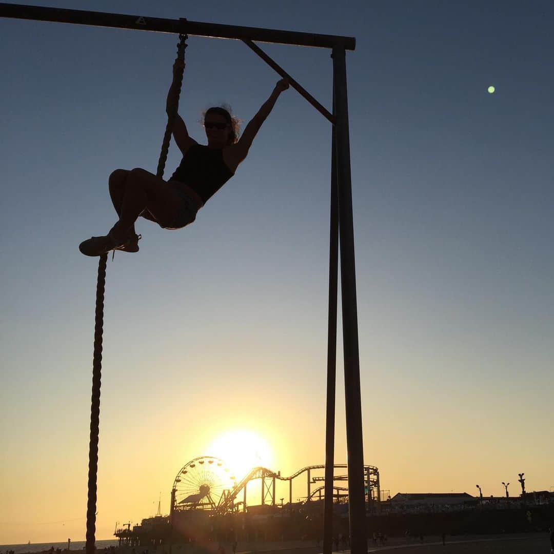 ゾーイ・クラークさんのインスタグラム写真 - (ゾーイ・クラークInstagram)「Hanging out at Santa Monica beach🏝🎡🌅 #santamonica #beach #santamonicapier #theoriginalmusclebeach #losangeles #la #girlswhoclimb #holiday #sunset」10月14日 1時07分 - zoey.f.clark