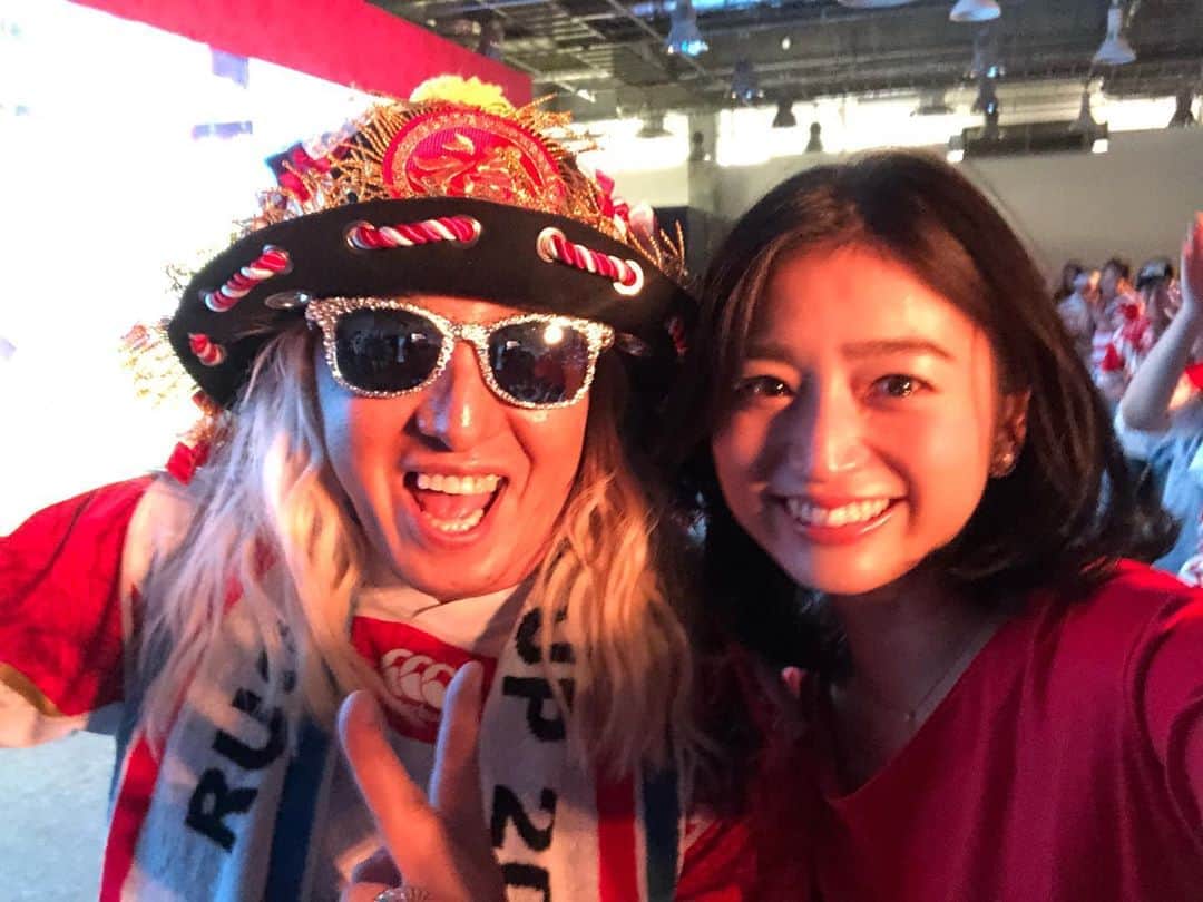 のインスタグラム：「日本の勝利の瞬間⭐️ 選手の皆さん、本当にありがとう！！！ 日本開催に尽力された方、ありがとう！！ サポートの方々、ありがとう！！！ ファンゾーンの皆さん、ありがとう！！ ラグビーを愛する皆さん、ありがとう！！！ この勝利は何千人ものラグビーを愛する選手やファンが何十年もかけて繋いだものなんだなって思ったら、感謝しかありませんでした😢✨ 選手の皆さんはもうこの先を見据えた顔をされていて、 私も精一杯応援するしかなーいっ🥺🙌🏻✨ #お客さんとして来ていたDJKOOさんと #私人生で初めて行ったLIVEはTRFさんでした」