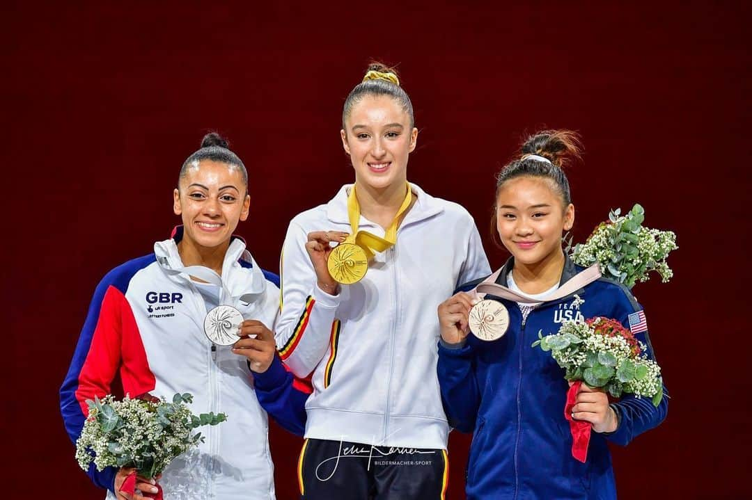 ニナ・デヴァエルさんのインスタグラム写真 - (ニナ・デヴァエルInstagram)「Did this really happen?!?😱😍 back to back uneven bars WORLD CHAMPION!🙈🇧🇪 #stuttgart2019 #teambelgium #redeagles」10月14日 1時17分 - ninaderwael