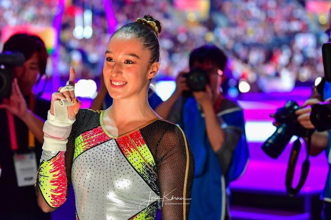 ニナ・デヴァエルさんのインスタグラム写真 - (ニナ・デヴァエルInstagram)「Did this really happen?!?😱😍 back to back uneven bars WORLD CHAMPION!🙈🇧🇪 #stuttgart2019 #teambelgium #redeagles」10月14日 1時17分 - ninaderwael