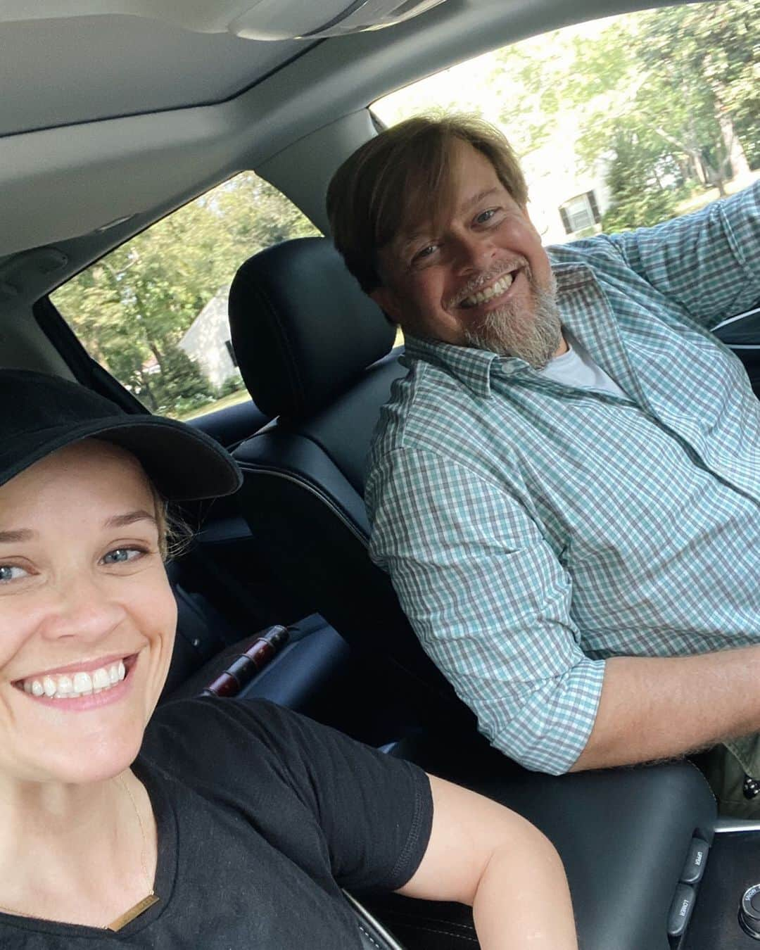 リース・ウィザースプーンさんのインスタグラム写真 - (リース・ウィザースプーンInstagram)「Happy Birthday to my big brother who always volunteers to be my chauffeur when I’m in Nashville. He is also good at many important things like: setting up electronic devices, cleaning AC filters, smoking 5lbs of ribs for a party, and changing oil filters. All of these skills are much appreciated by his Sister. 🥰 Love you big bro! 🌟🎈🎂P.S. I need help with my WiFi today... can you come over ?」10月14日 1時17分 - reesewitherspoon