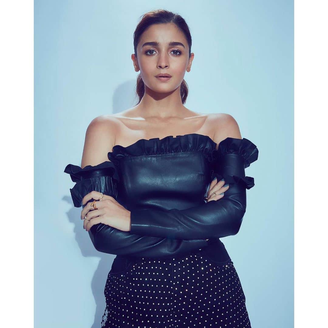 アリア・バットのインスタグラム：「🖤」