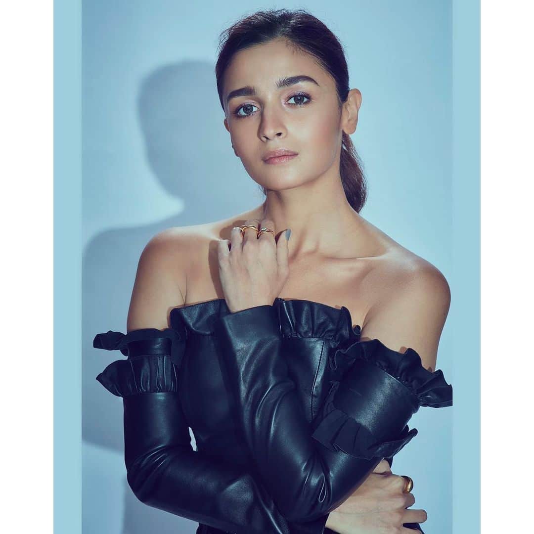 アリア・バットのインスタグラム：「👀」