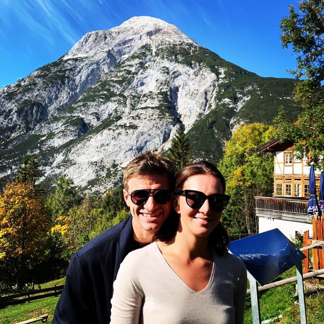 トーマス・ミュラーのインスタグラム：「there is nothing better than the  mountains 😎🥾🥰#sunglasses #hiking #love #kaiserschmarrn #leckerschmecker」