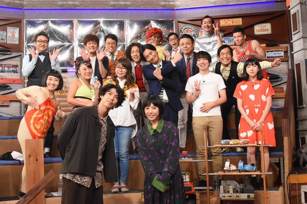 日本テレビ「ウチのガヤがすみません！」さんのインスタグラム写真 - (日本テレビ「ウチのガヤがすみません！」Instagram)「👆好きな人を見つけたらコメント欄に❤️を残してね😉（名指し歓迎‼️絵文字のみも歓迎🙌） #賀来賢人 さん＆#夏帆 さんを迎えての#ウチガヤ は… . ▶︎芸人たちのヤバイ妻👰のエピソードが続出🥶 ＆#チョコプラ松尾 の新モノマネが大暴走🤬🌊 . ▶︎賀来さんの演技の幅を広げろ⁉️ガヤ芸人が変顔伝授🤪 . ▶︎ゲストをモチーフにしたオリジナルバッグを製作🎁 フワちゃん作の『ヨガてるもと』とは⁉️ . ▶︎りんごちゃんが全国のおいしいチャーハンを食べ尽くす😋🍚🥄✨空腹視聴注意⚠️⚠️ . 視聴者さんもスタジオにいる気分で一緒にゆったり笑ってほしい回💕【10/15(火)23:59〜】見てください☺️🤝😊 . 【芸人名】各列左→右 #コロコロチキチキペッパーズ #とくこ #チョコレートプラネット #ハリウッドザコシショウ #けんじる #ウエストランド #みなみかわ #りんごちゃん  #Mrシャチホコ #ビスケッティ #新作のハーモニカ . #キンタロー。 #フワちゃん #相席スタート #パーパー  #なすなかにし #学天即 #中山女子短期大学 #女と男市川 #アイデンティティ #デルピエロ . #ウチのガヤがすみません #豪華ゲストとガヤ芸人 #芸人 #ニッポンノワール #NNY @nny_ntv」10月14日 1時48分 - uchino_gaya