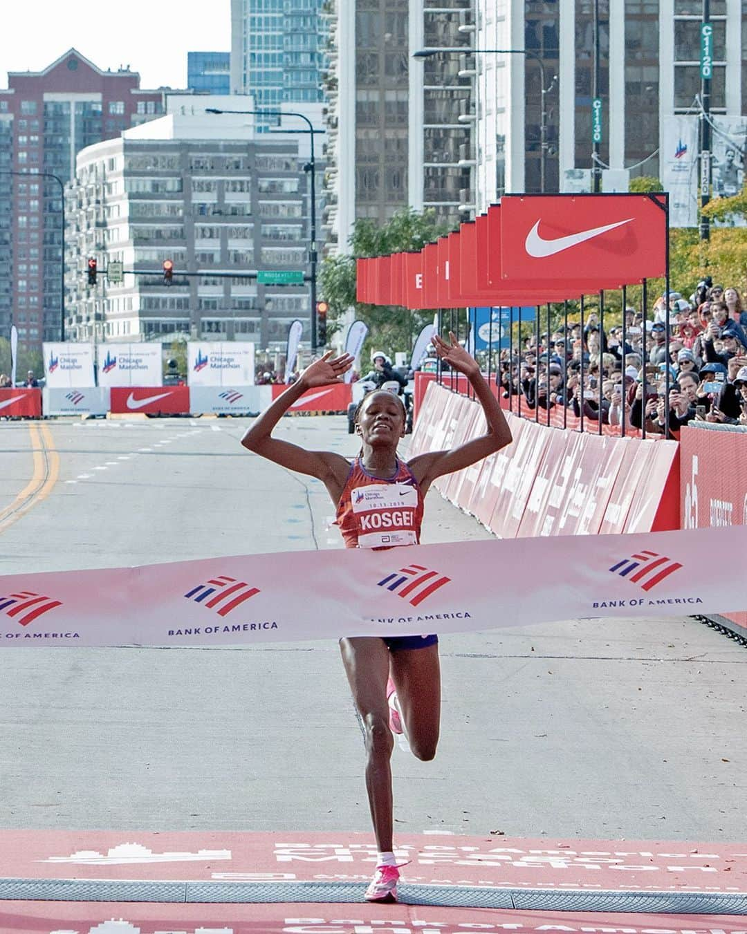 The Run Dept.さんのインスタグラム写真 - (The Run Dept.Instagram)「If it hasn’t been done before, it’s yours to claim. ⠀ Brigid Kosgei becomes the fastest woman in history to run 26.2 miles with a time of 2:14:04. Congrats on your World Record and second consecutive victory at the Bank of America Chicago Marathon. #justdoit #chicagomarathon」10月14日 1時43分 - nikerunning