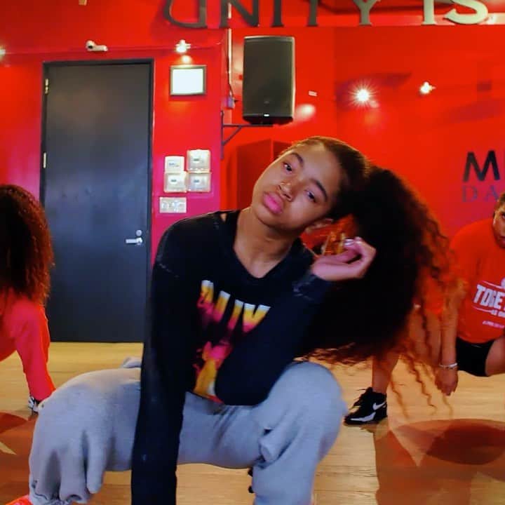 Nika Kljunのインスタグラム：「The power and commitment that @kyndallharris has is remarkable! So young but yet so successful and humble. 😇 If all the new generation kids are gonna be like her, I won’t be scared of the upcoming dance generation! 💛💃🏼🕺🏽 #puresoul #kindhearted #respectful #successformula #amazingdancers . Wanna see full video? ☺️ Click in bio that will take you to my www.youtube.com/nkljun & don’t forget to SUBSCRIBE! 💻 . 💃🏼: @kyndallharris 👣: @nikakljun 📹: @mytypolife 📍: @mdcdance 🎼: @kianalede @ellaeyre @banxnranx - #mama . #nikakljunchoreography #millenniumdancecomplex #newonyoutube #youtubevideos」