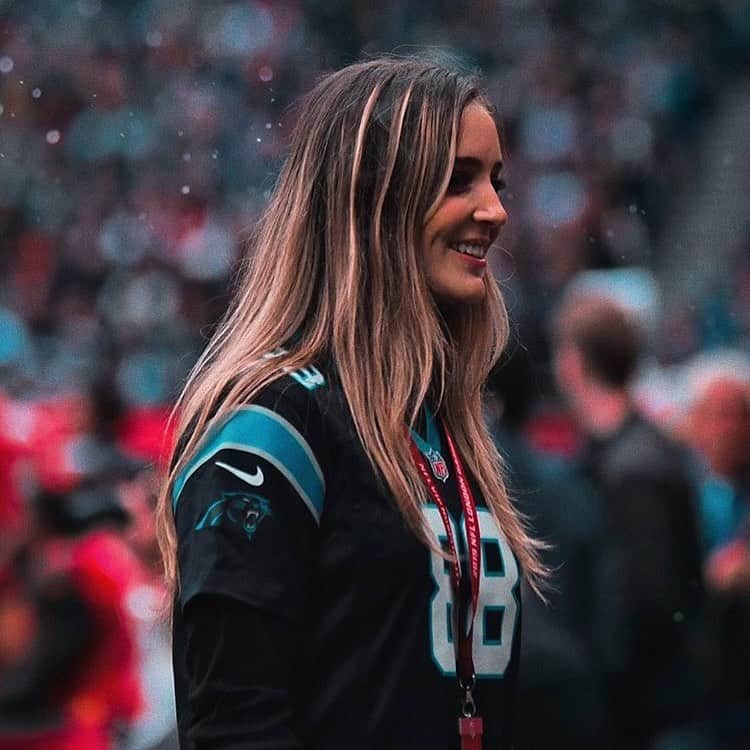 ローラ・ロブソンのインスタグラム：「Cheesin after that result @panthers @nfluk 🙌🏻 #keeppounding 📸 @taylk_photos」