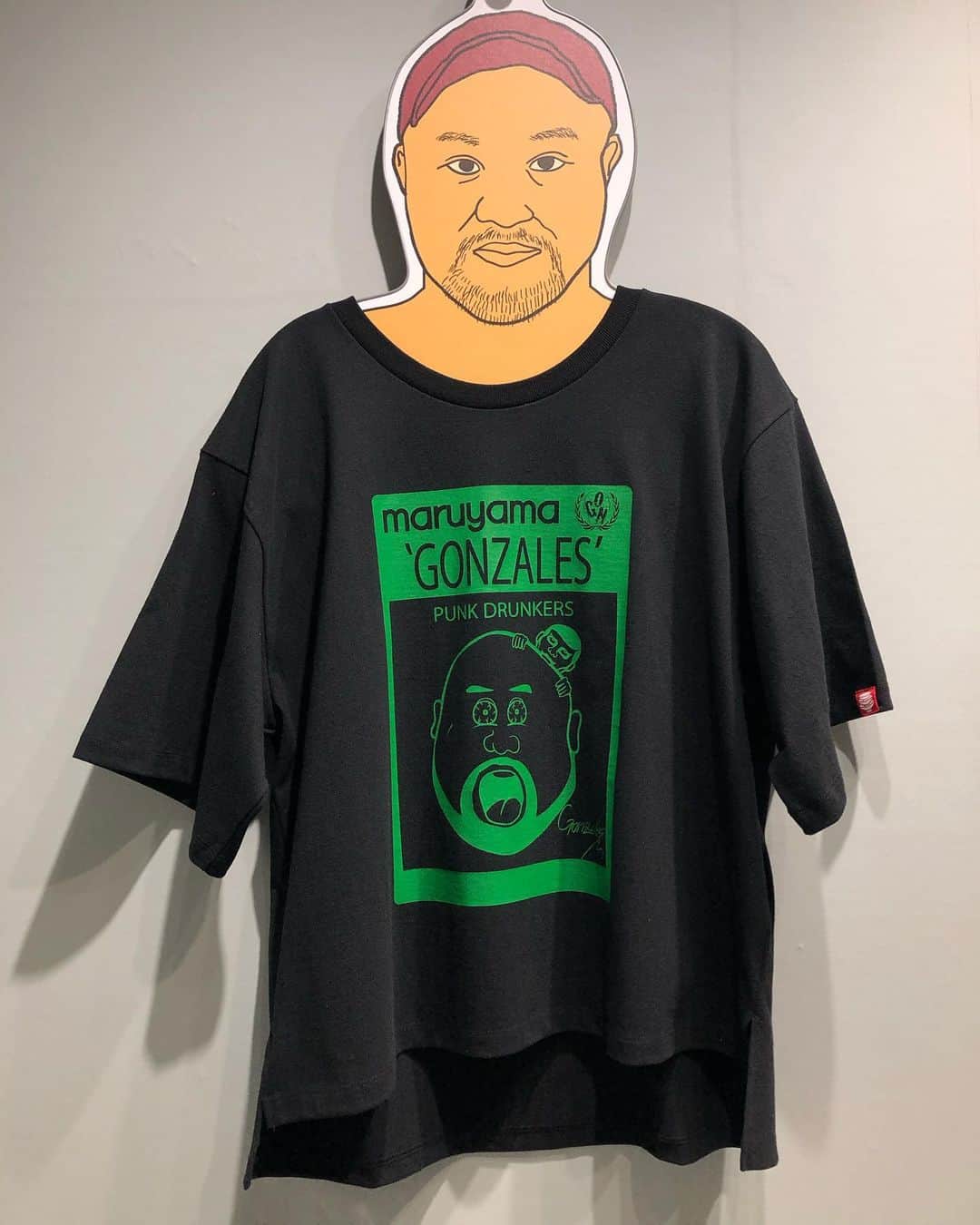 丸山ゴンザレスのインスタグラム：「【再入荷】 好評につき品切れになっていた「丸山ゴンザレス地球のカオス展」会場限定「まるゴンTEEブラック」ですが再入荷しました。女子用のフリーサイズです。再入荷分も数に限りがありますのでお早めにどうぞ。 ちなみにハンガーはオリジナルです。」