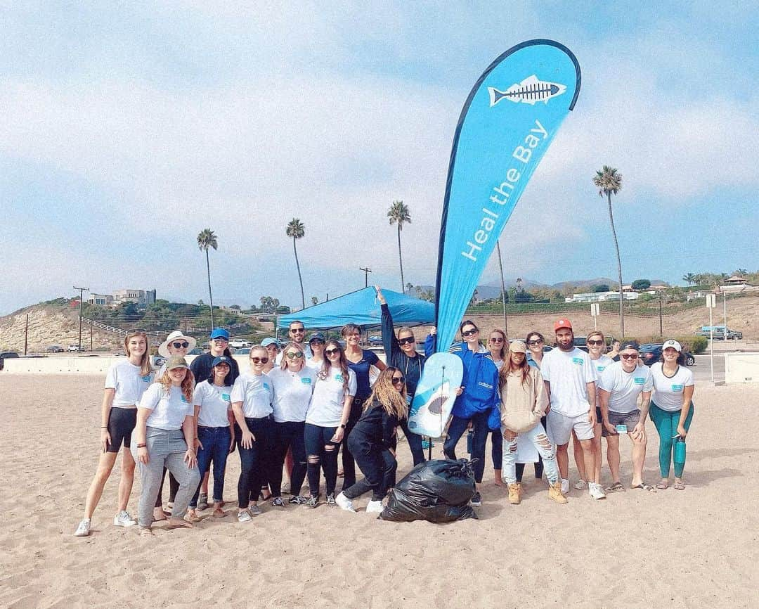 クロエ・カーダシアンさんのインスタグラム写真 - (クロエ・カーダシアンInstagram)「The other day, a bunch of us joined @healthebay to partake in a beach clean up.  Heal the Bay is an environmental nonprofit dedicated to making the coast waters and watersheds of Greater Los Angeles safe, healthy and clean.  We cannot begin to say thank you to everyone at @healthebay!  We are all so honored to be educated further on how we each can help in keeping our beaches clean.  Thank you all who participated!  Remember that ripples become waves. If you would like to learn more visit https://healthebay.org  Shelley, Thank you for allowing us to film for Keeping Up. We hope that by filming, this will only help encourage others to get out and help in their community 💙 @healthebay」10月14日 2時28分 - khloekardashian