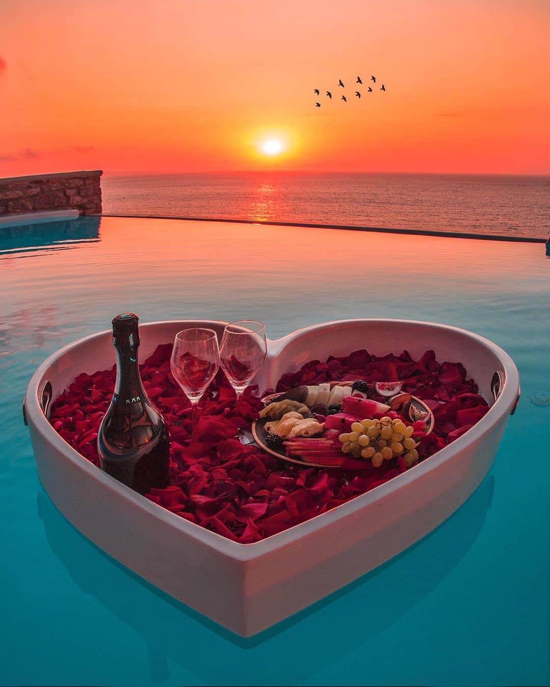 Hatice Korkmaz The Color Queenのインスタグラム：「Enjoying sunset w/ a floating heart😁❤️ tag someone you want to do this with🥂🍉🍍🍇🍓 @cavotagoomykonos #mykonos #greece #love #sunset #colors」