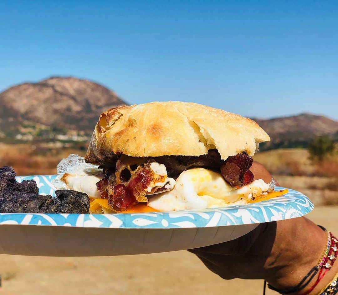 ケリスのインスタグラム：「Camping on the farm. Grateful. Happy. Family. @bountyandfull」