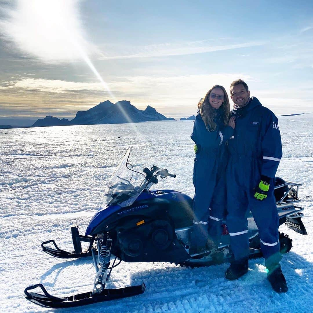 CarolineWozniackiさんのインスタグラム写真 - (CarolineWozniackiInstagram)「Snowmobiling on a glacier! A bucket list item I never knew I had! ☀️❄️👫」10月14日 2時58分 - carowozniacki