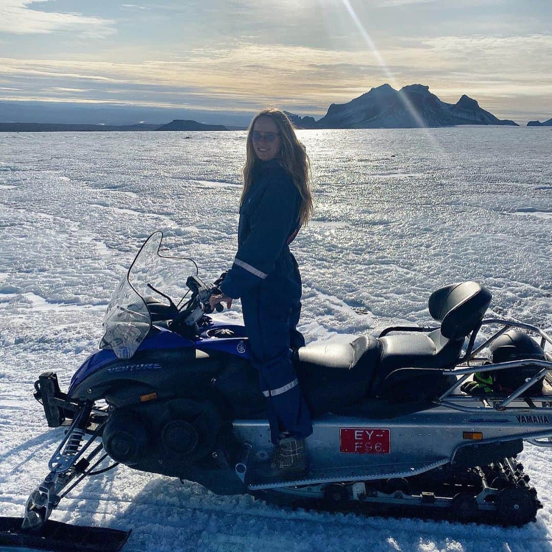 CarolineWozniackiさんのインスタグラム写真 - (CarolineWozniackiInstagram)「Snowmobiling on a glacier! A bucket list item I never knew I had! ☀️❄️👫」10月14日 2時58分 - carowozniacki