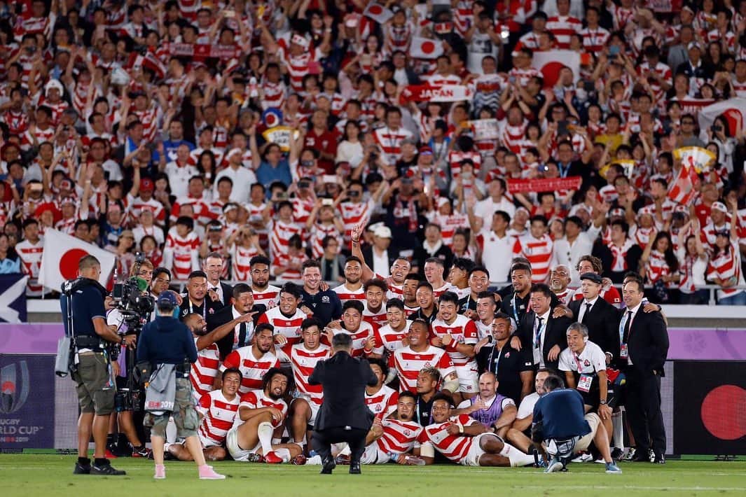 アタアタ・モエアキオラのインスタグラム：「That winning feeling 最高 On to the next #RWC2019Best8 OneTeam 🤙🇯🇵」