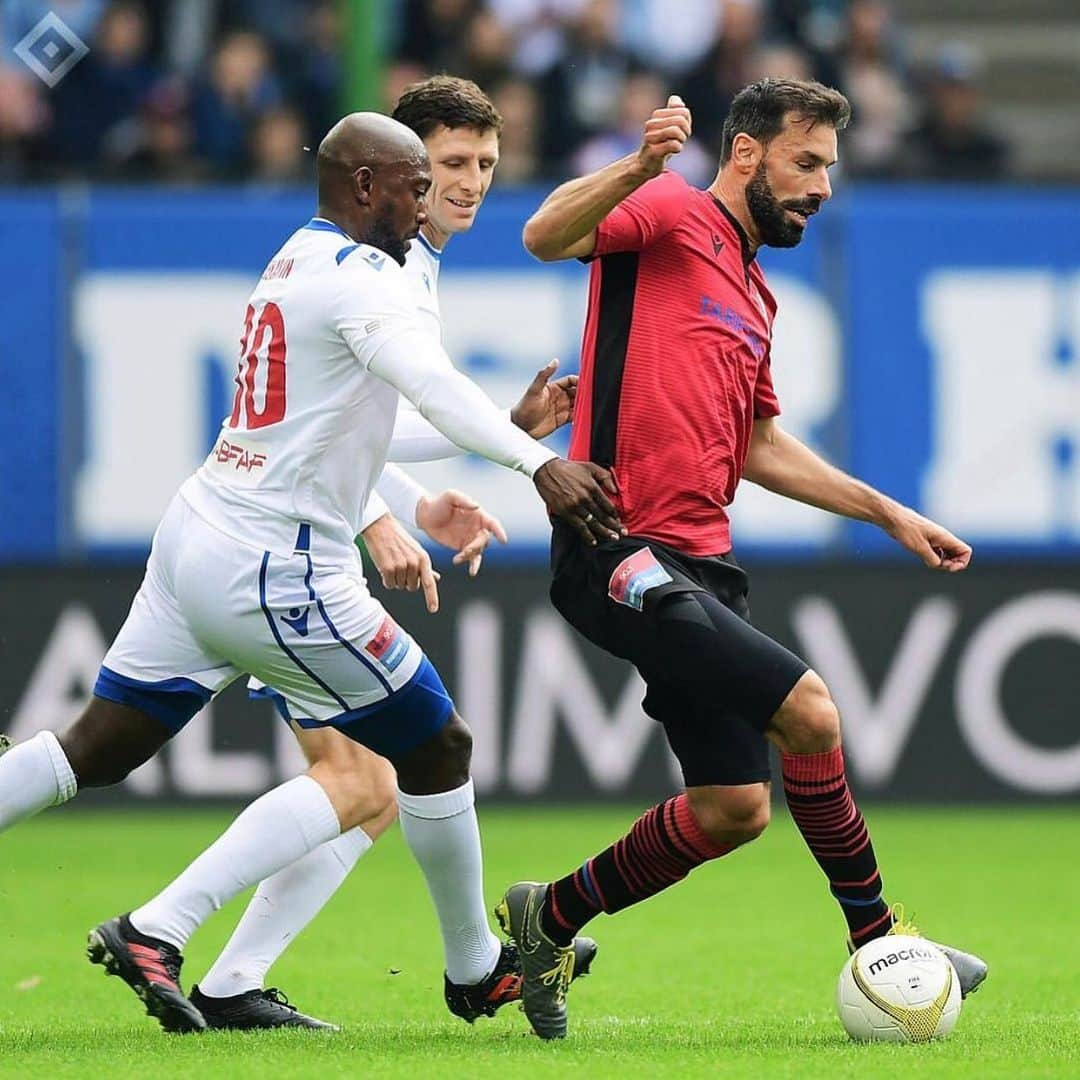 ルート・ファン・ニステルローイのインスタグラム：「Loved to play in Rafael vd Vaart’s Testimonial. Thanks Hamburg and Rafa! 👌👍👏」