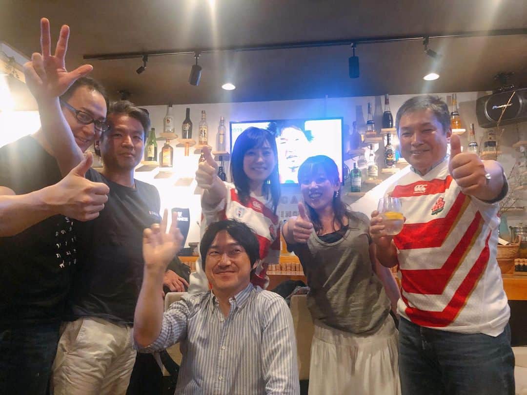 佐々木瞳さんのインスタグラム写真 - (佐々木瞳Instagram)「【メチャ嬉しい🏉✨】 ・ 日本、勝ちましたねー‼️‼️‼️😭‼️✨ 接戦の末に、日本の粘り勝ち🏉本当に凄い試合でした😭✨ ・ 今夜は、友人たちとBARで観戦☺️ ドキドキしまくりの80分でしたが、絶対に勝ちにいくんだ、という日本の闘志をもの凄く感じました😭 そして、初の決勝トーナメント進出✨ 過去、弱小チームと呼ばれていた日本が進化を繰り返して、得たベスト8進出。凄すぎるっ！！！！ 歴史的瞬間‼️感動を本当にありがとう😭✨ ・ 次は因縁の南アフリカですね🇿🇦 どんな闘いになるのか、楽しみすぎる❣️がんばれ、じゃぱーん😻 #ラグビーW杯2019 #ラグビーワールドカップ2019 #スコットランド戦 #ラグビー日本代表 #決勝トーナメント進出 #ベスト8進出 #歴史が動いた #本当におめでとうございます #感動をありがとうございます」10月14日 3時04分 - hitomihappygirl1026