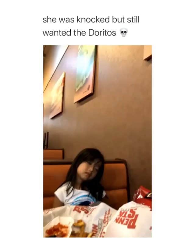 Funny Postsのインスタグラム：「••••••••••• 😂 Me, trying to keep myself awake to finish my essay 💬 Video by: @lytheanlim 🎥 Double tap for more videos!」