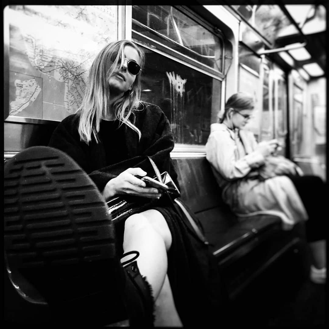 Elizabeth Turnerさんのインスタグラム写真 - (Elizabeth TurnerInstagram)「Nyc 🖤✨🐭 This is a bit of a different post for me- but this is the real me captured by someone close to me. Life in nyc consists of lots of time spent on the subway. Always looking for rats- always listening to podcasts- always in transit.」10月14日 3時15分 - elizabethcturner