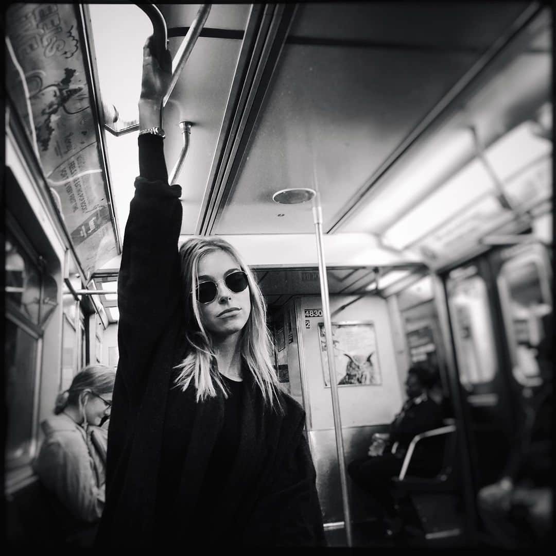 Elizabeth Turnerさんのインスタグラム写真 - (Elizabeth TurnerInstagram)「Nyc 🖤✨🐭 This is a bit of a different post for me- but this is the real me captured by someone close to me. Life in nyc consists of lots of time spent on the subway. Always looking for rats- always listening to podcasts- always in transit.」10月14日 3時15分 - elizabethcturner