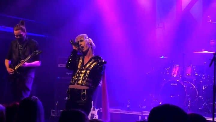 YOHIOのインスタグラム：「"Welcome to the City" is so much fun to play live. Will definitely include it on future setlists as well! ⁣ ⁣ Which songs would you like me to play live? ⁣ ⁣ #YOHIO #live #alternative」